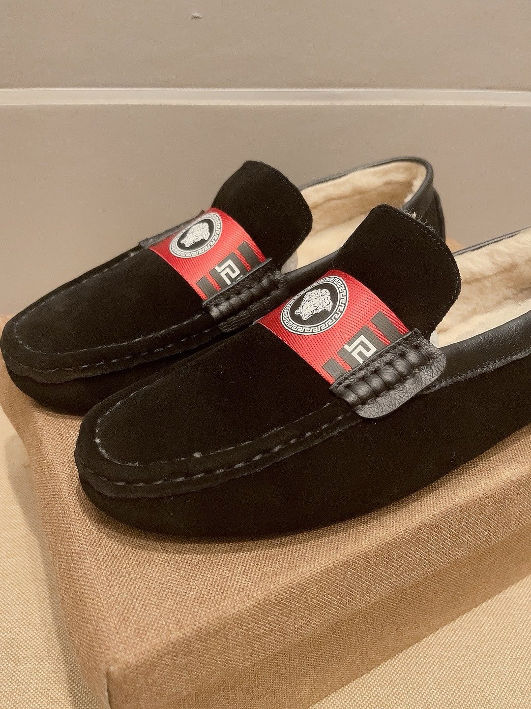 微商相册测试鞋子-Versace Black Red Accent Slip-On Loafers — front