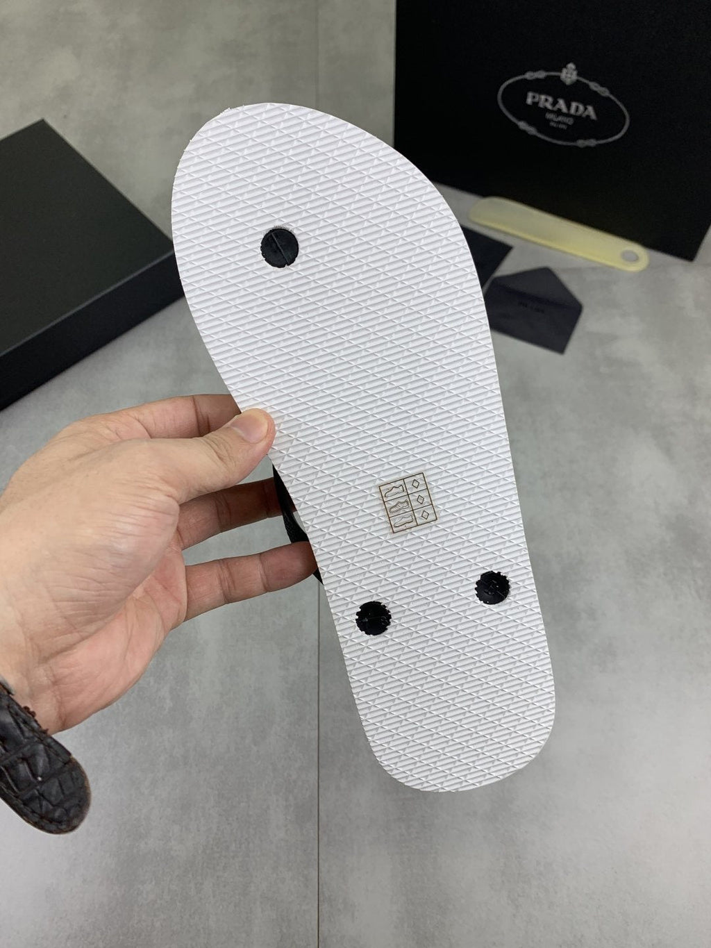 微商相册测试鞋子-Prada Geometric Thong Flip-Flops — back