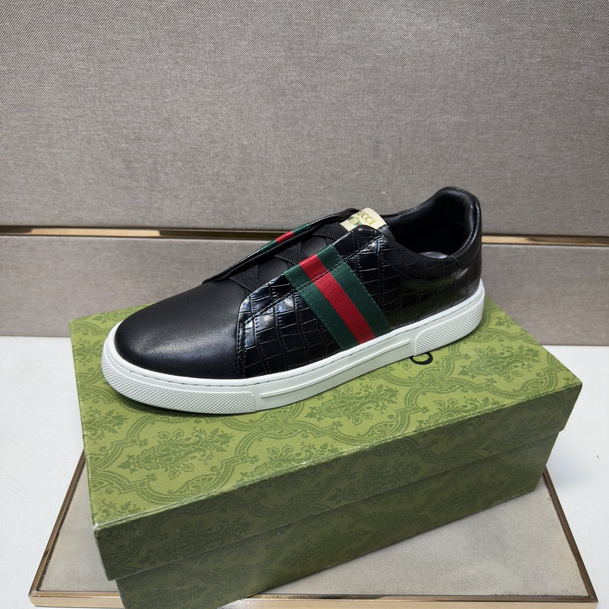 Gucci Green and Red Stripe Low-Top Sneakers — front