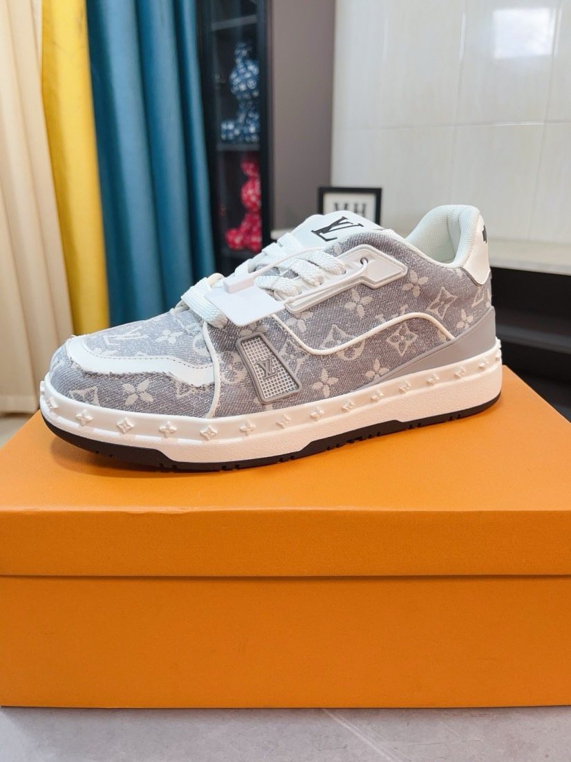Louis Vuitton Patterned Low-Top Sneakers — front