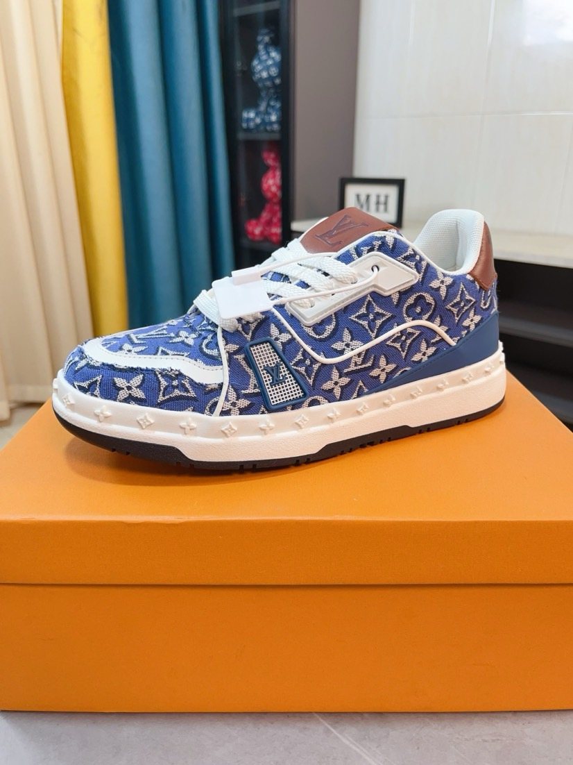 Louis Vuitton Patterned Low-Top Sneakers — front