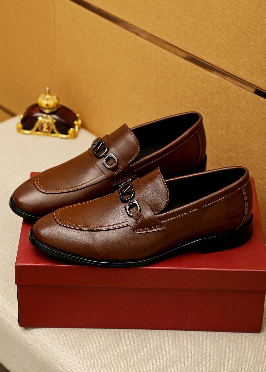 微商相册测试鞋子-Valentino Tapered Toe Loafers — front