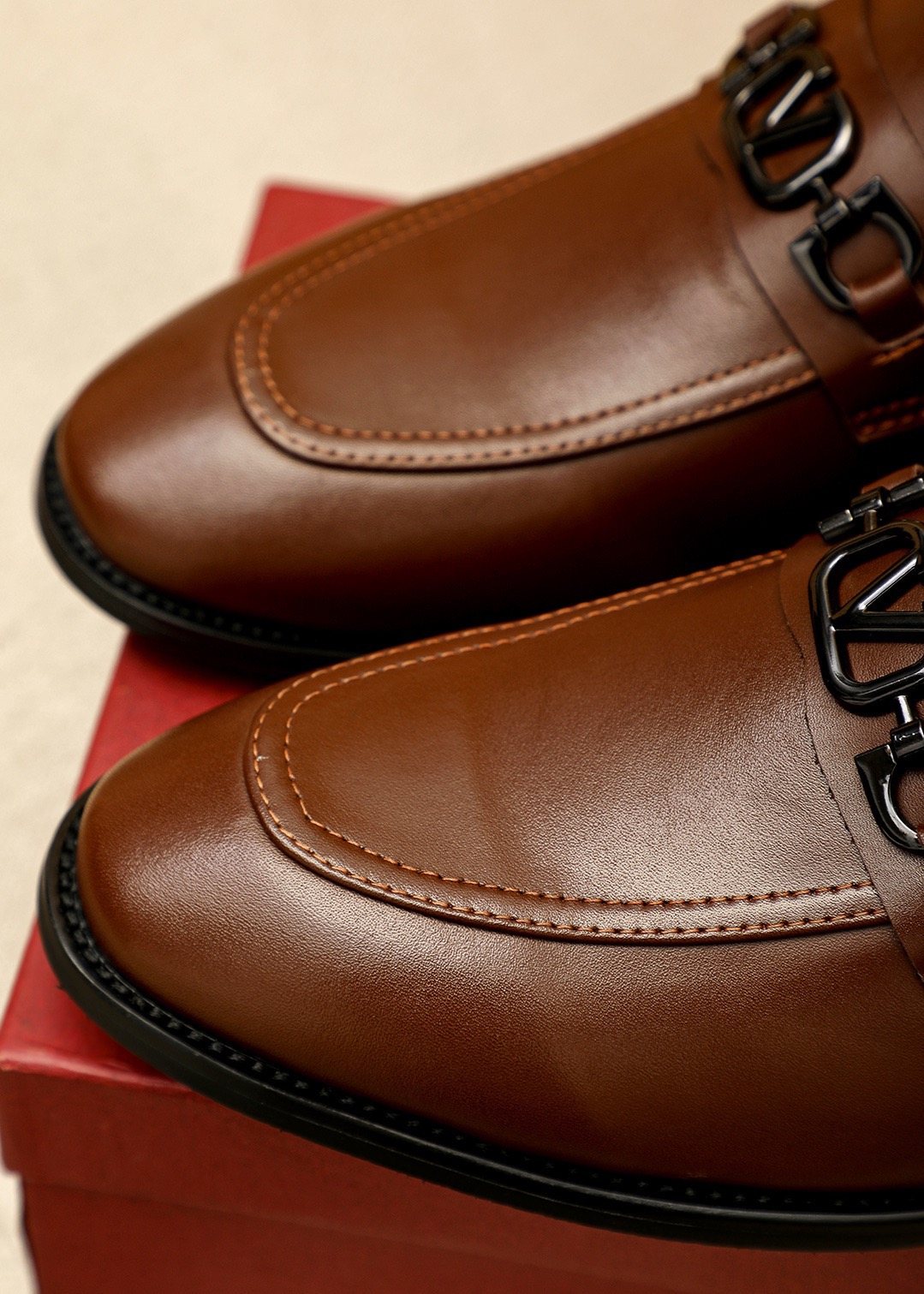 微商相册测试鞋子-Valentino Tapered Toe Loafers — detail