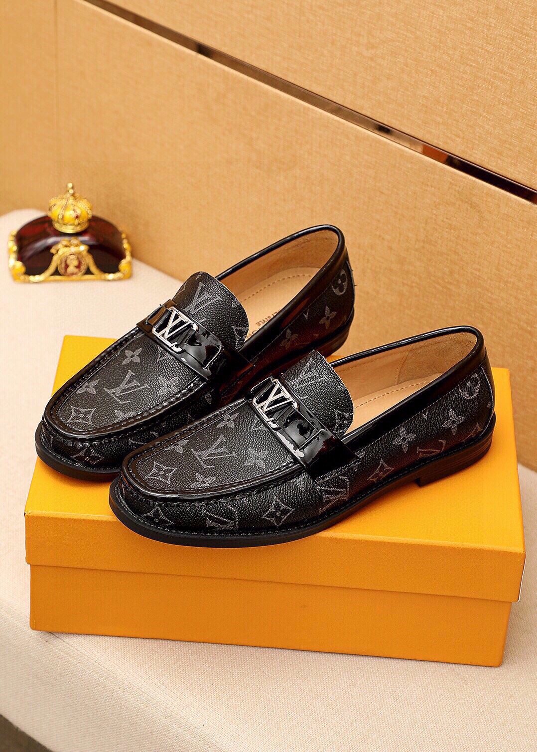 微商相册测试鞋子-Louis Vuitton Monogram Buckle Loafers — front