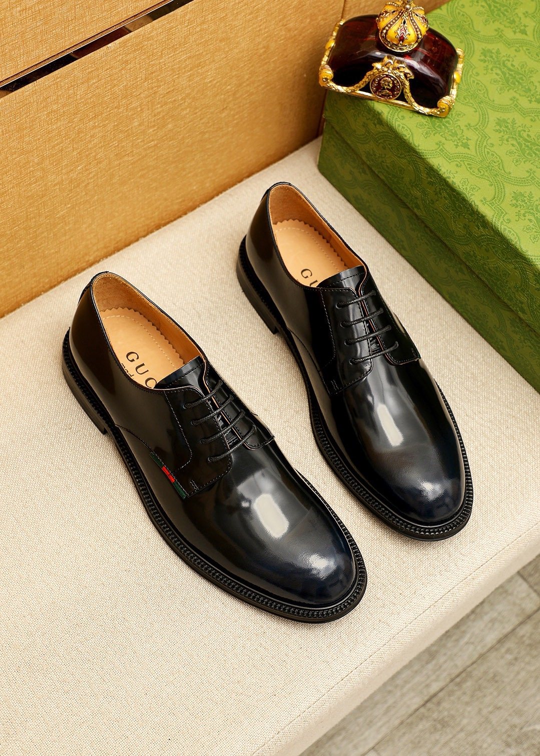 Gucci Stripe Lace-Up Dress Shoes — front