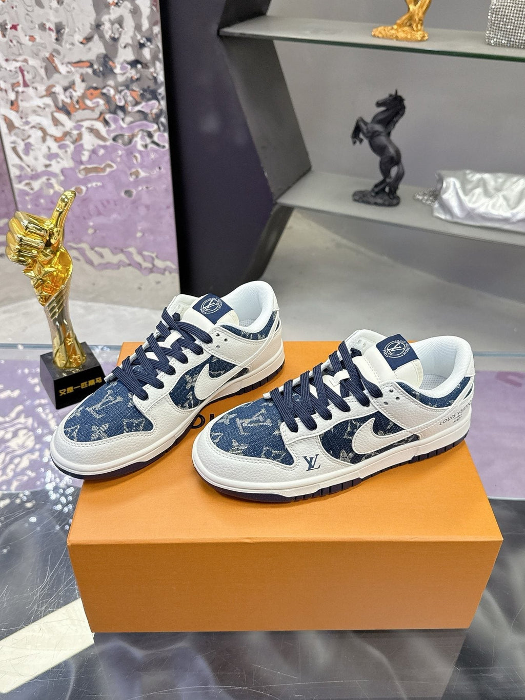 Nike Navy Pattern Low-Top Sneakers — front