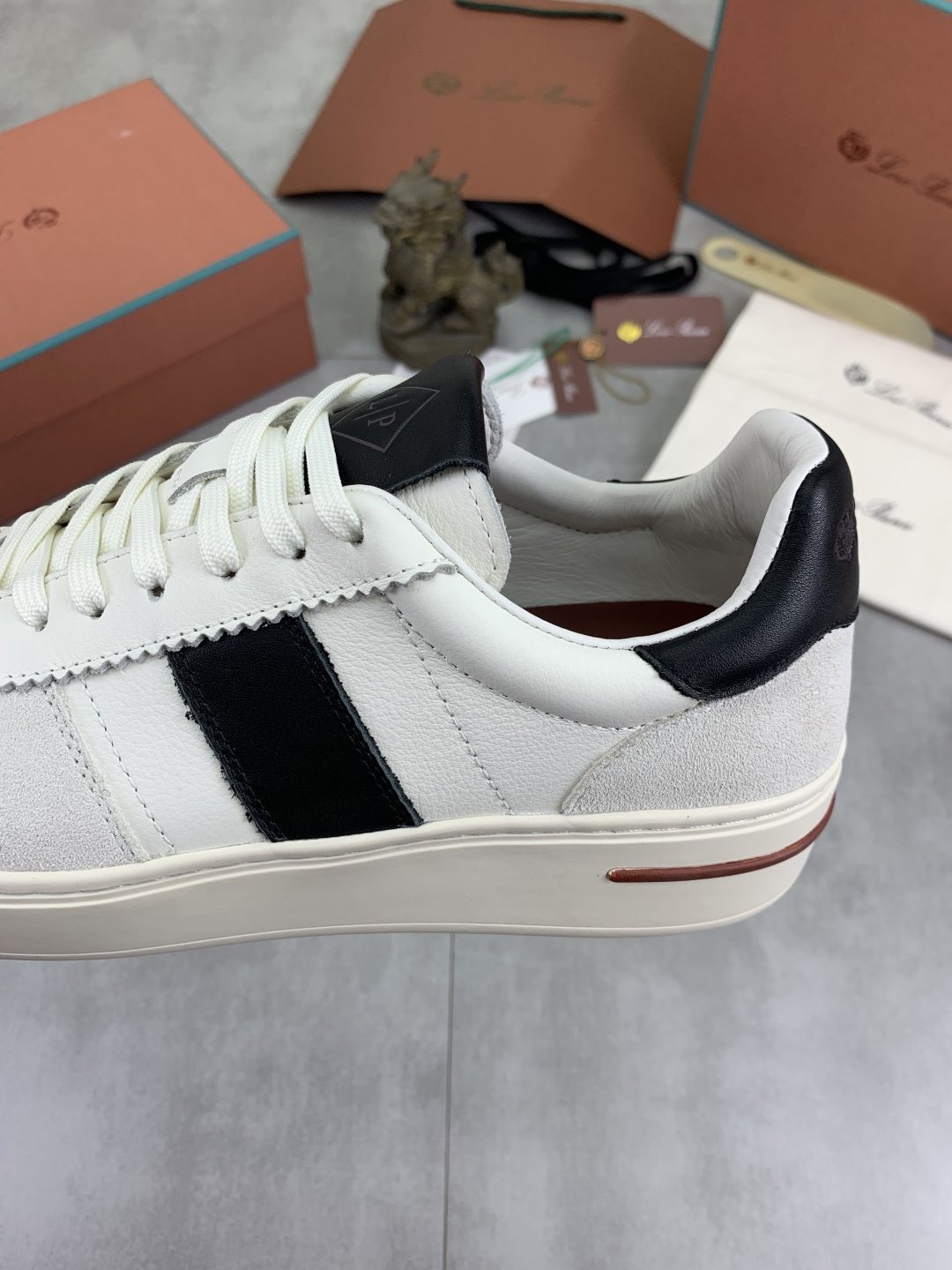 微商相册测试鞋子-Loro Piana Contrast Stripe Low-Top Sneakers — detail
